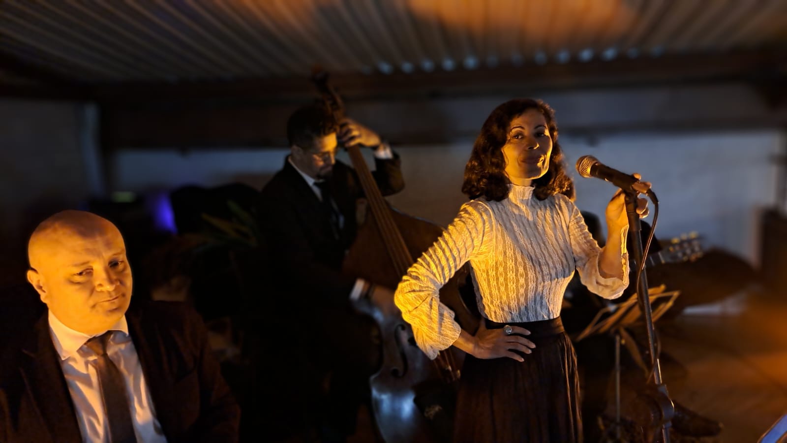 Cantora e músicos da Versolato em apresentação ao vivo